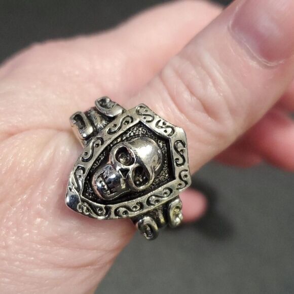 Silver tone skull ring approx size 9 - Picture 2 of 9